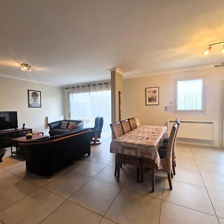 Apartment Confort Moderne Avec Piscine Et Jardin, Proche